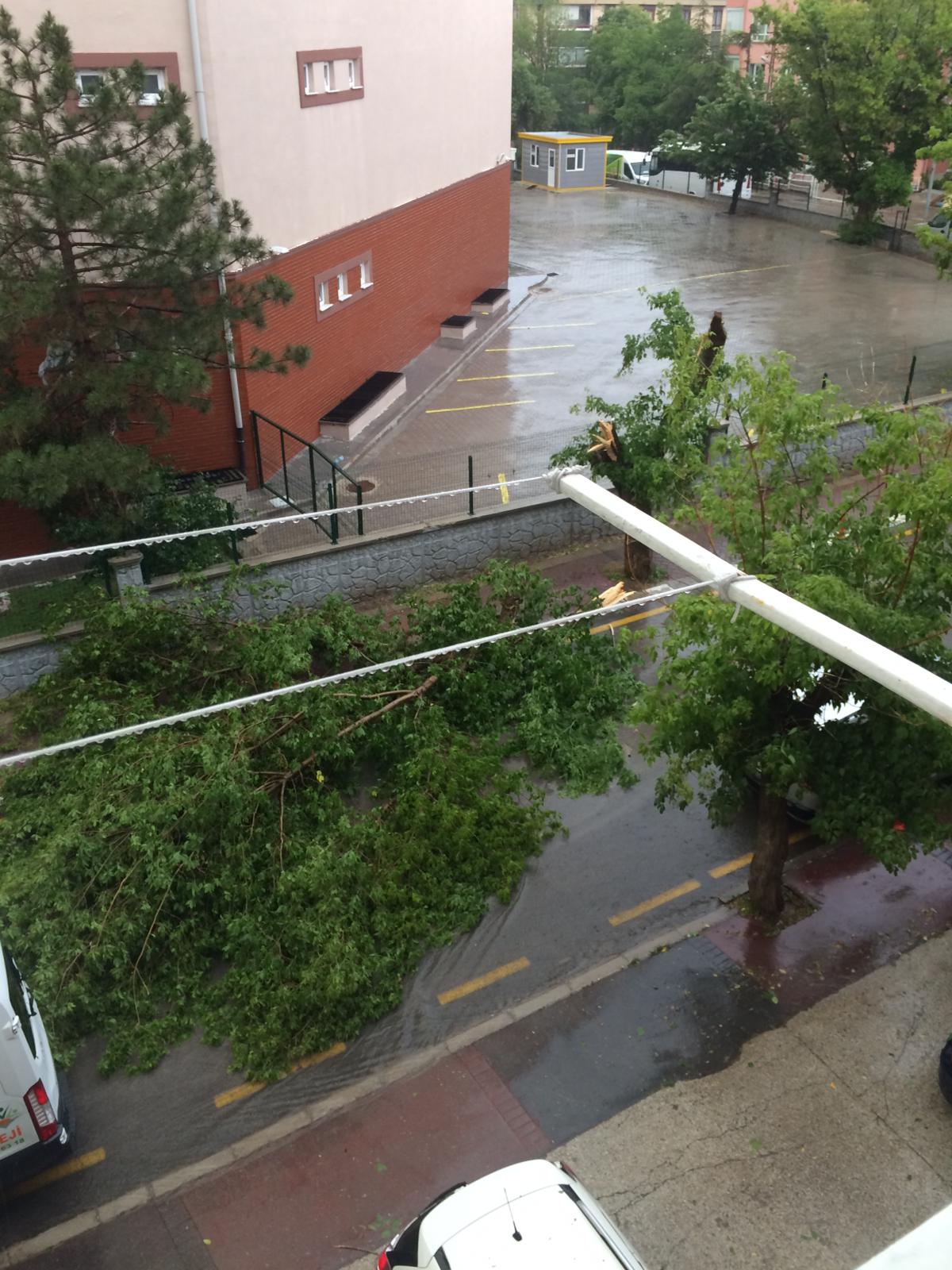 Yağış ve fırtına Ankara’yı esir aldı: Çankaya, Yenimahalle, Etimesgut ve Sincan’da dolu ve yağış